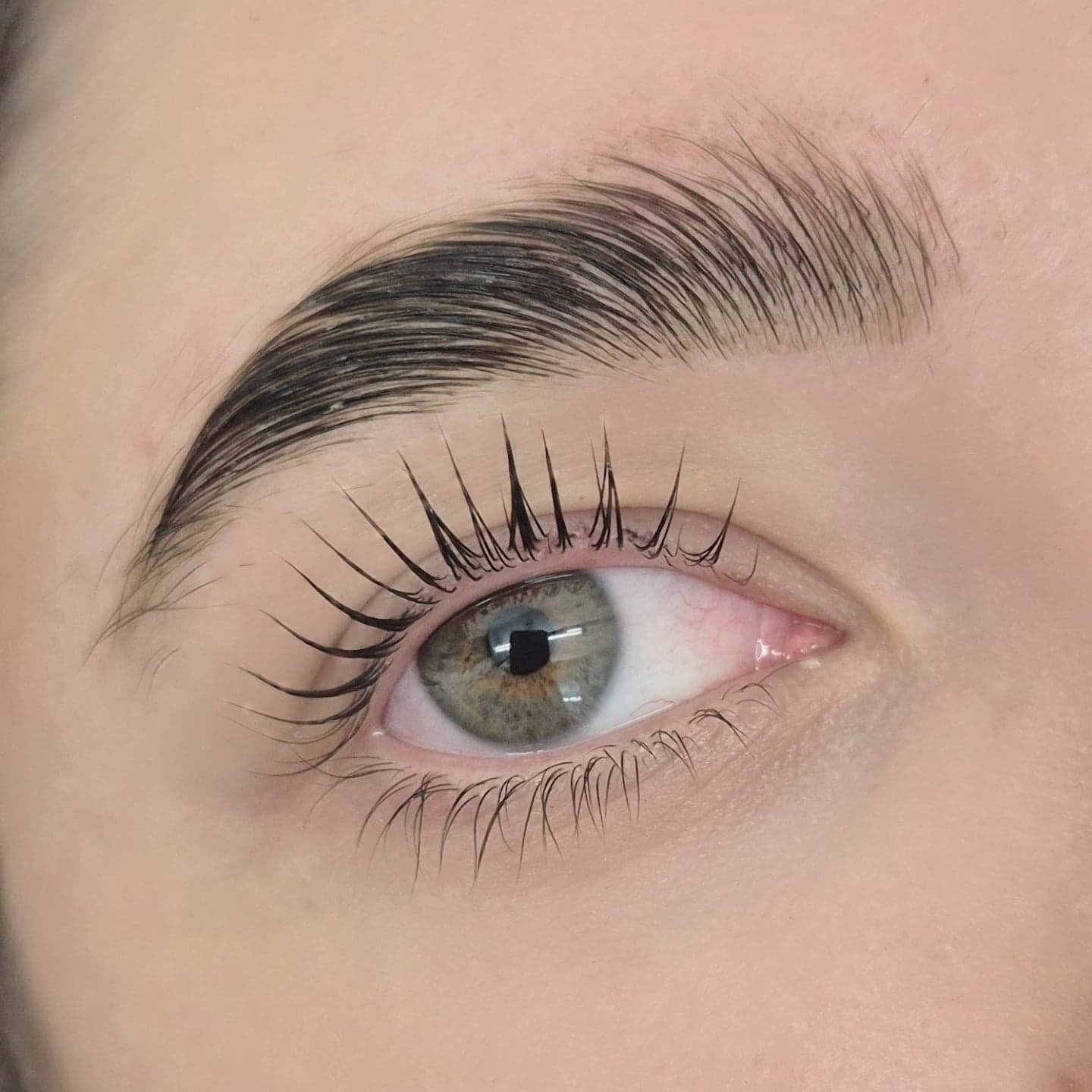 Lash lift with a full fluffy laminated brow